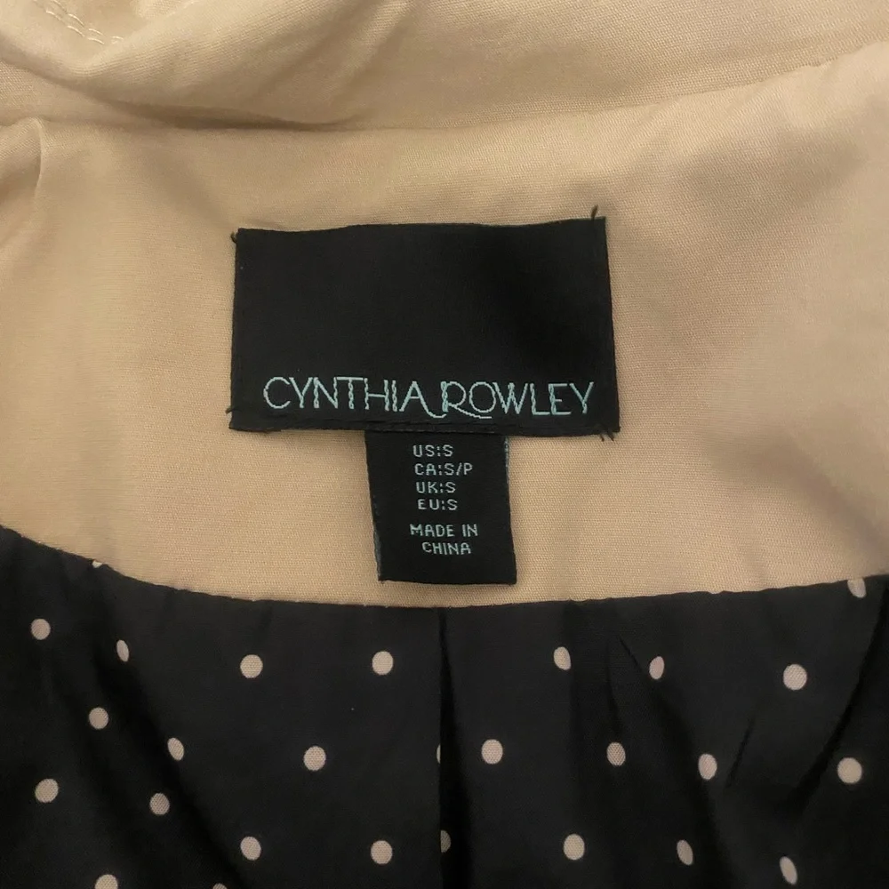 Cute old money trench coat , only worn twice. I’m 5,4 fits me about mid thigh - Picture 2 of 3